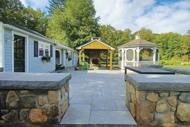 The Natural Landscape Inc. – Fieldstone block walls with paver patio